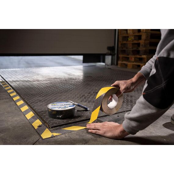 Стрічка безпеки SAFETY GRIP 50мм х 18м чорна (картон), зображення 2